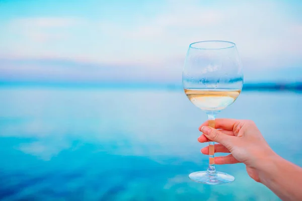 Verre de vin blanc sur la plage tropicale — Photo