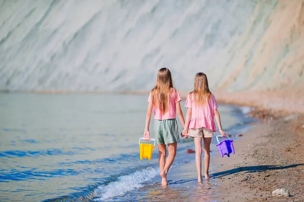 Urocze dziewczynki bawiące się na plaży — Zdjęcie stockowe