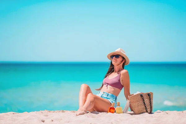 Jovem mulher de chapéu nas férias na praia — Fotografia de Stock