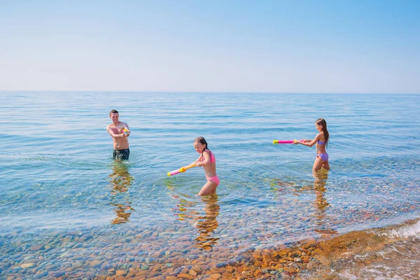 Little girl and happy dad having fun during beach vacation — Stock Photo, Image