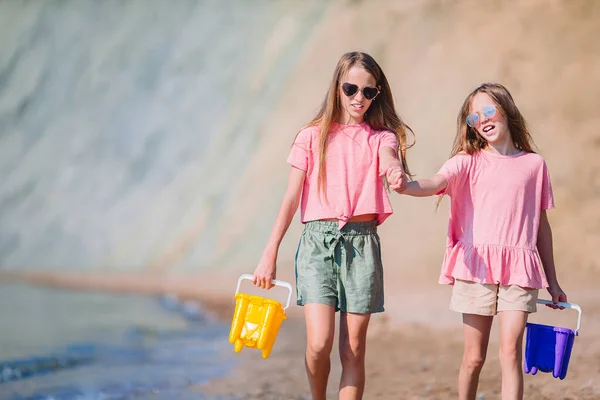 Søte, små jenter som har det gøy på stranda – stockfoto