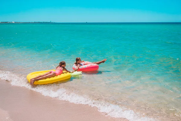 Meisjes die plezier hebben aan het tropische strand tijdens de zomervakantie samen spelen — Stockfoto