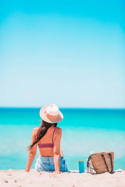 Молодая женщина в шляпе на пляже каникулы — стоковое фото