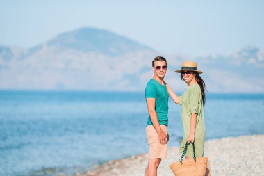 Yaz tatilinde beyaz plajda genç bir çift.