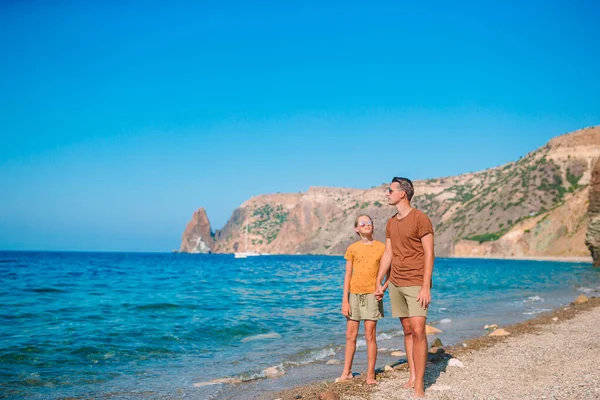 Klein meisje en gelukkig papa hebben plezier tijdens strand vakantie — Stockfoto