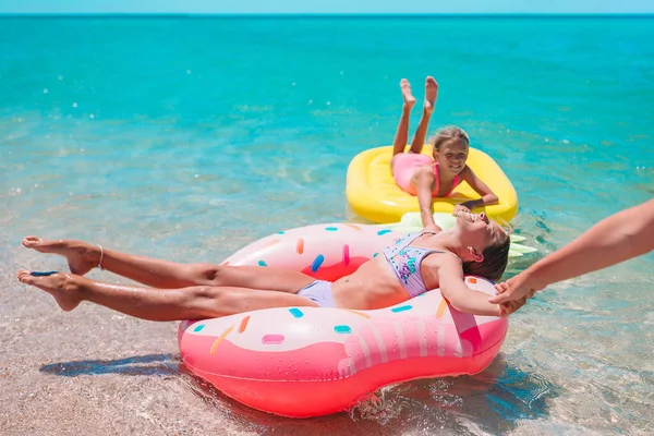 Маленькие девочки веселятся на тропическом пляже во время летних каникул, играя вместе — стоковое фото