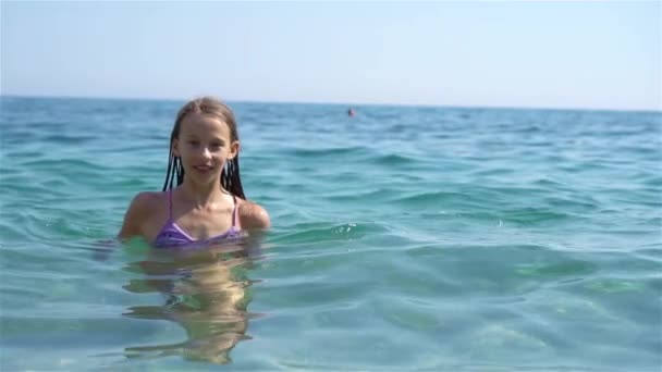 Carino bambina sulla spiaggia durante le vacanze estive — Video Stock