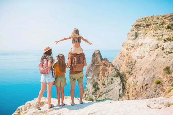 Gelukkige familie op vakantie in de bergen — Stockfoto