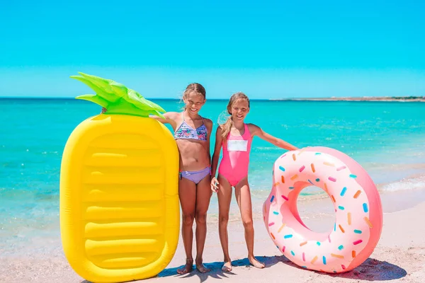 Meninas se divertindo na praia tropical durante as férias de verão jogando juntos — Fotografia de Stock