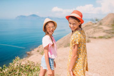 Uçurumda iki çocuk tatilde.