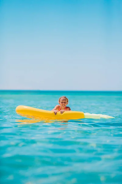 Adorable fille sur matelas gonflable dans la mer — Photo