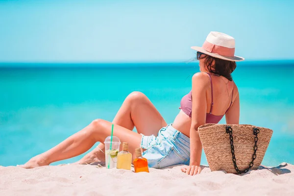 Mladá žena v klobouku na pláži dovolená — Stock fotografie
