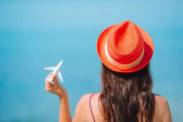 Miniature παιχνίδι αεροπλάνο σε γυναικεία χέρια. Ταξίδι με αεροπλάνο. Εννοιολογική εικόνα για ταξίδια και τουρισμό. — Φωτογραφία Αρχείου