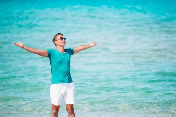 Młody człowiek na białej plaży na wakacjach — Zdjęcie stockowe