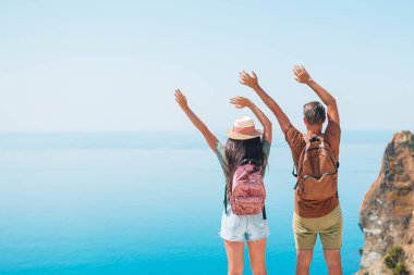 Dağlarda tatilde mutlu bir aile.