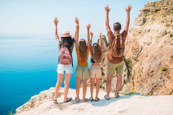 Dağlarda tatilde mutlu bir aile.