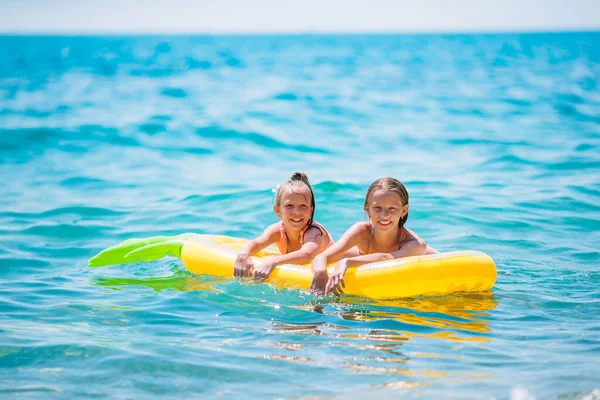 여름 방학 동안 함께 노는 열대 해변에서 놀고 있는 소녀들 — 스톡 사진