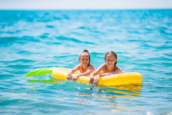 Le bambine si divertono sulla spiaggia tropicale durante le vacanze estive giocando insieme — Foto Stock