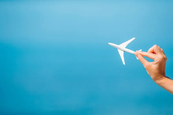 Miniatuur speelgoedvliegtuigje in vrouwelijke handen. Reizen met het vliegtuig. Conceptueel beeld van reizen en toerisme. — Stockfoto