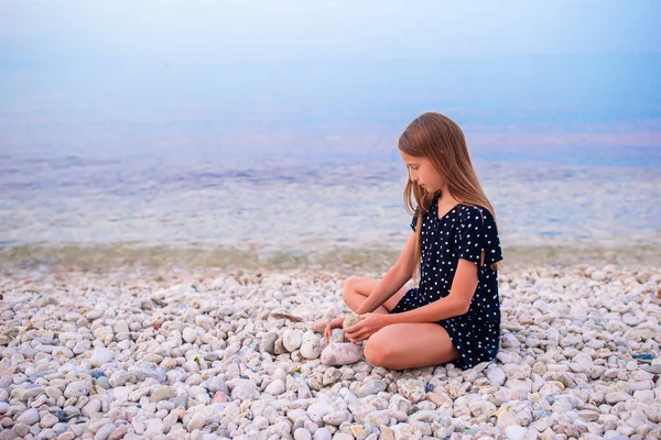 गर्मियों की छुट्टी के दौरान समुद्र तट पर सुंदर छोटी लड़की — स्टॉक फ़ोटो, इमेज