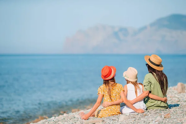 Adorables niñas y madres jóvenes en la playa tropical blanca — Foto de Stock