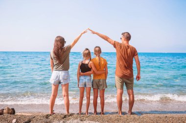 Genç aile tatilde çok eğleniyor.