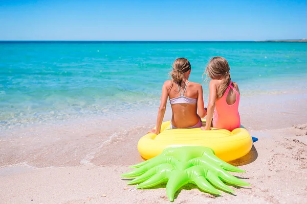 Meisjes die plezier hebben aan het tropische strand tijdens de zomervakantie samen spelen — Stockfoto