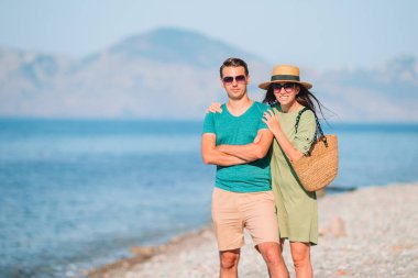 Yaz tatilinde beyaz plajda genç bir çift.