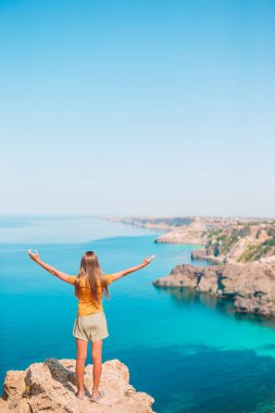 Beyaz kaya arka planında tatilde olan bir çocuk