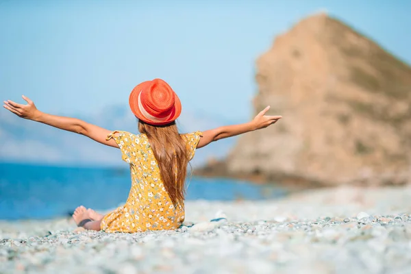 Söt liten flicka på stranden under sommarlovet — Stockfoto