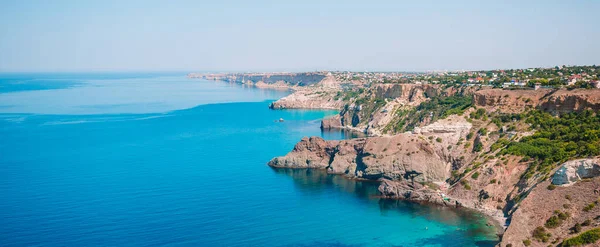 Bela paisagem marinha. Composição incrível da natureza com montanhas e falésias. — Fotografia de Stock