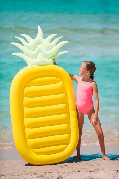Adorable chica en colchón inflable de aire en el mar —  Fotos de Stock