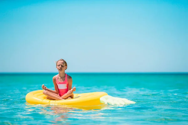 Adorable fille sur matelas gonflable dans la mer — Photo
