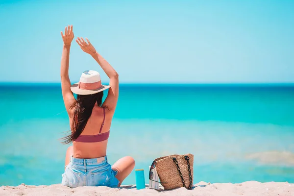 Mujer joven en sombrero en las vacaciones de playa — Foto de Stock