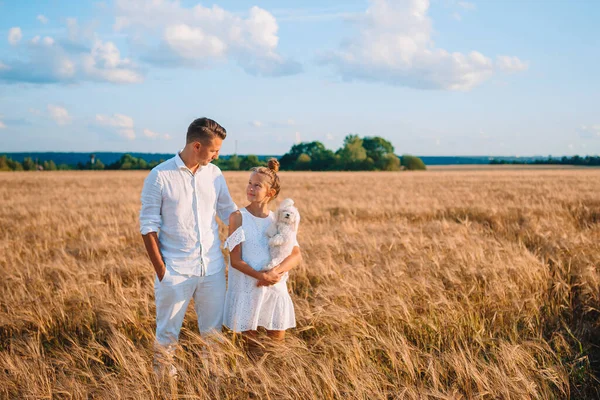 Счастливая семья играет на пшеничном поле — стоковое фото