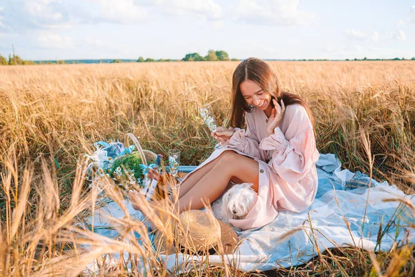 Hermosa chica en el campo de trigo con trigo maduro en las manos — Foto de Stock