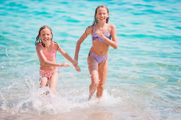 Adorables niñas divirtiéndose en la playa —  Fotos de Stock