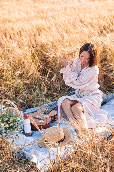 Menina bonita no campo de trigo com trigo maduro em mãos — Fotografia de Stock