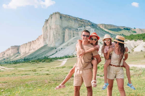 Familia feliz de vacaciones en las montañas —  Fotos de Stock