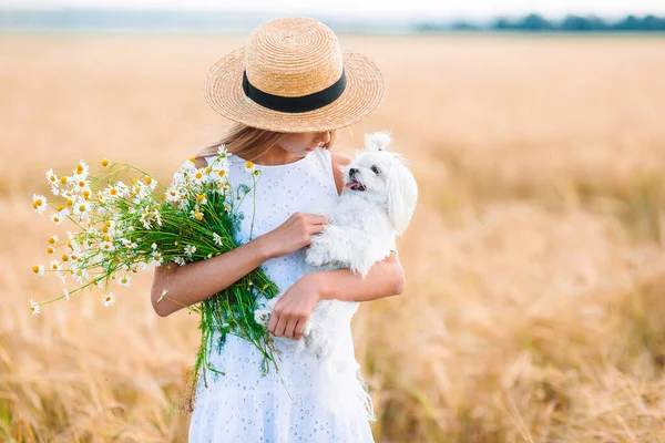 小麦畑の幸せな子供。美しいです女の子で白いドレスでAわら帽子とともに熟した小麦で手 — ストック写真