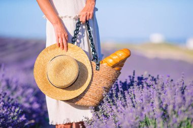 Lavanta tarlasında hasır çanta ve şapka.