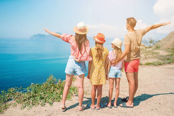 Dağlarda tatilde mutlu bir aile. — Stok fotoğraf