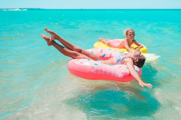 Meisjes die plezier hebben aan het tropische strand tijdens de zomervakantie samen spelen — Stockfoto