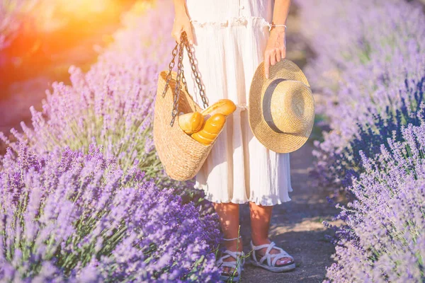 Rietzak en hoed van dichtbij in lavendelveld — Stockfoto