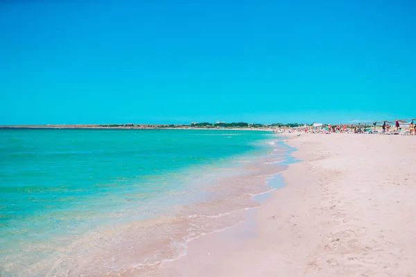 Idylliczna plaża tropikalna z białym piaskiem, turkusową wodą oceanu i pięknym kolorowym niebem — Zdjęcie stockowe