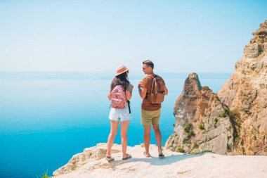 Dağlarda tatilde mutlu bir aile.