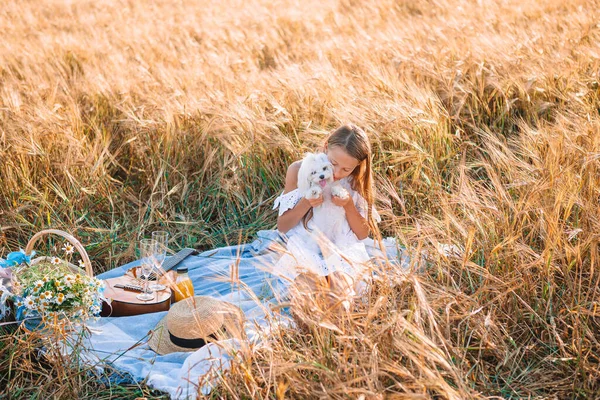 Hermosa niña en el campo de trigo con trigo maduro en las manos — Foto de Stock