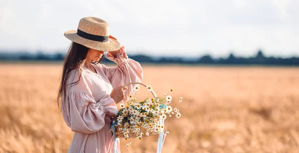 Bella ragazza nel campo di grano con grano maturo nelle mani — Foto Stock