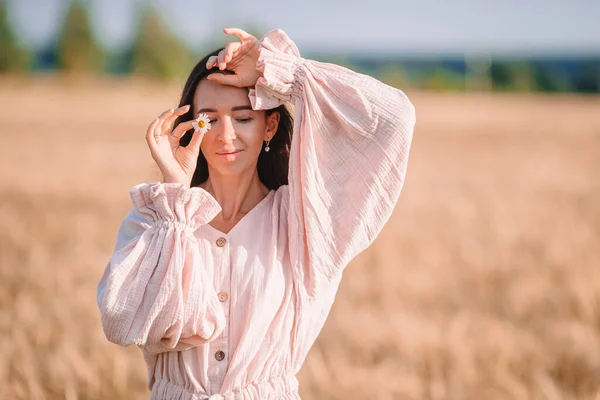 Vacker kvinna i klänning i vetefält — Stockfoto