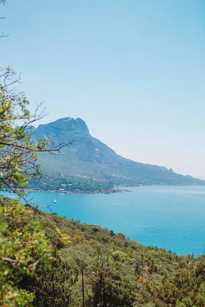 Beau paysage marin. Composition étonnante de la nature avec montagnes et falaises. — Photo